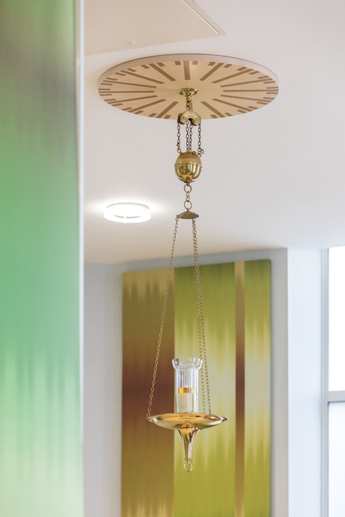 Artist, Ptolemy Mann, weaves a spell in Bristol hospital sanctuary