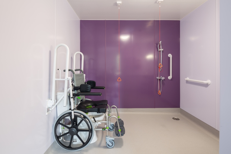 Lilac and purple walls in the bathroom offer contrast and the surfaces are proven in terms of hygiene