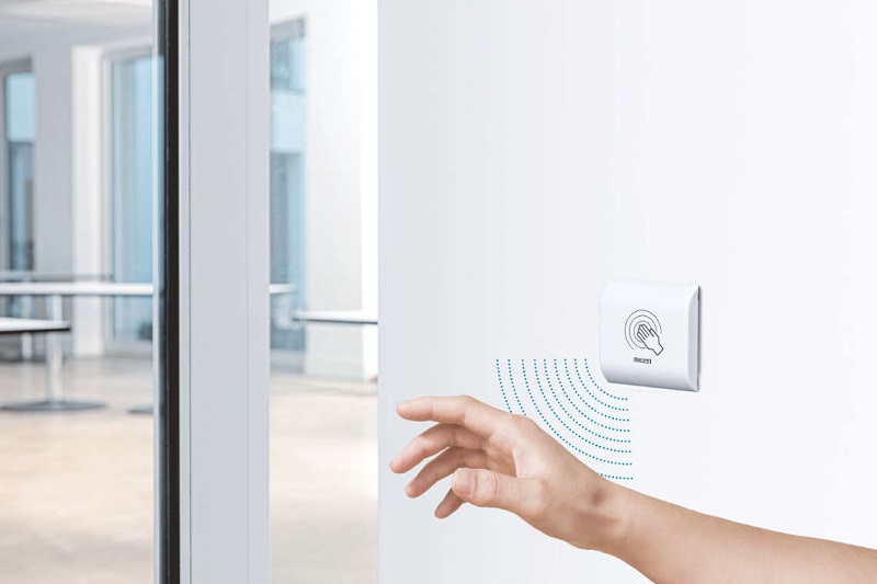 Non-contact proximity switches, such as Geze's GC 306, make it possible to control automatic doors without haptic perception, both indoors and outdoors. Such solutions are more hygienic and also offer added convenience for users. © Lorenz Frey / GEZE GmbH